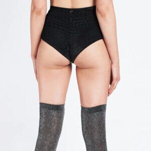 LUNALAE – Lana High Waist Shorts Pole Wear – Velvet Black –Size 6